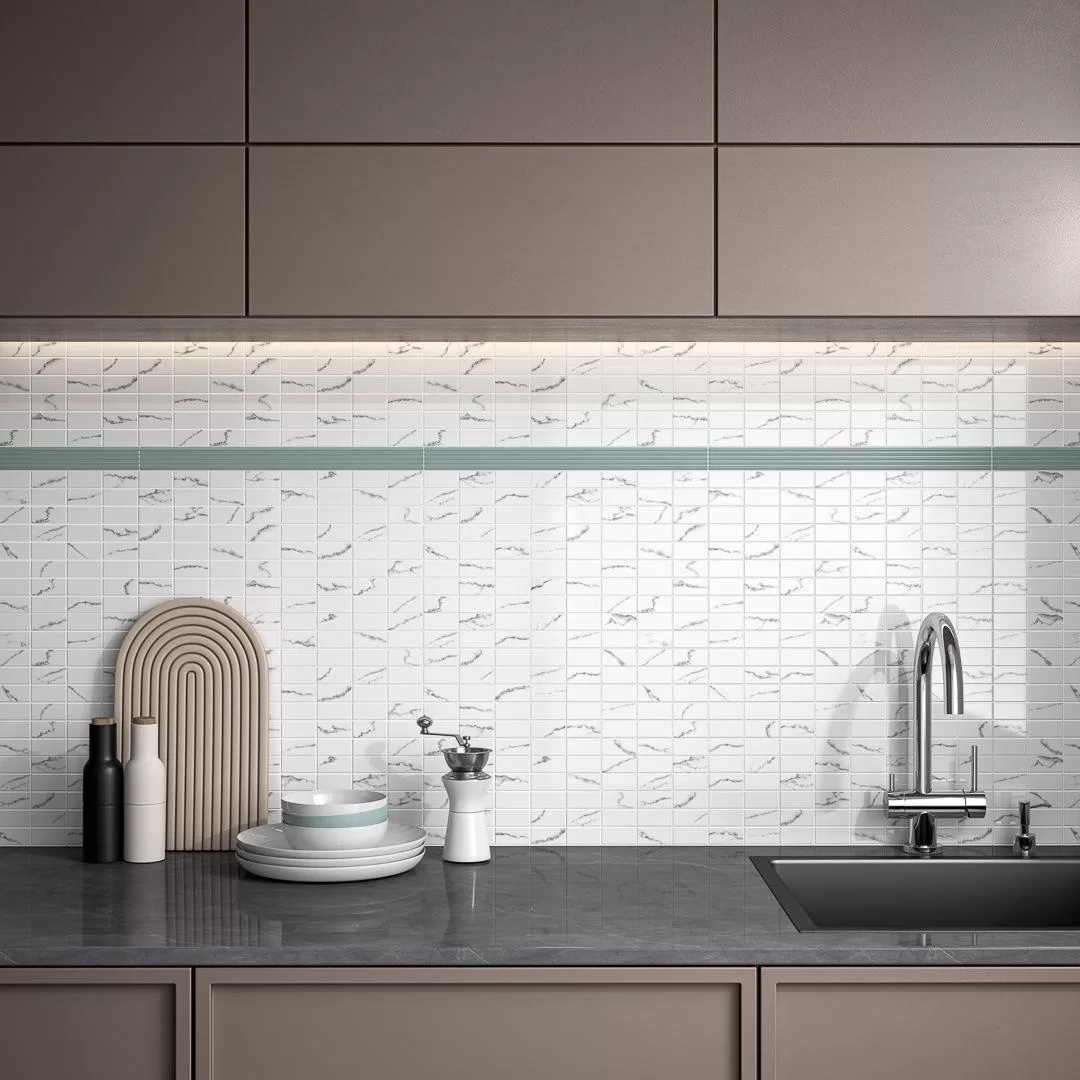 Как мозаичные декоры «Мираколи» работают со светом в белом интерьере Как мозаичные декоры «Мираколи» работают со светом в белом интерьере